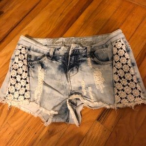 Jean shorts with flower lace